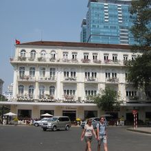 コンチネンタルホテル、夜のライトアップも素敵です