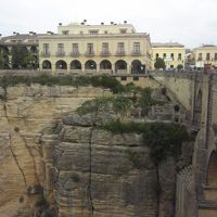 ヌエボ橋の反対側からの外観