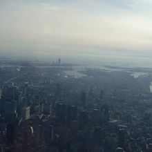 梅田のビル群とその向こうには大阪湾