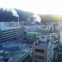 夕暮れ時の釜石、製鉄所の煙突が街のシンボルのようです