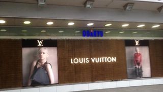 一階のインターナショナルブティックの迫力には圧倒されます。