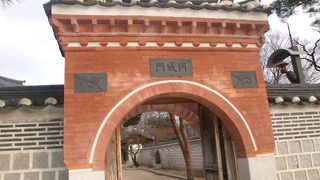 乾清宮内の中では一番目立つ門です