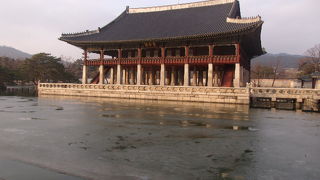 韓国最大の高架木造建築として知られています