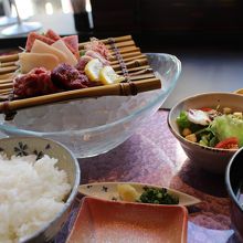 ご飯や味噌汁、サラダなども付いています