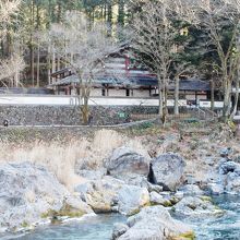対岸から見た玉堂美術館