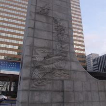 台座側面のレリーフの様子