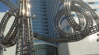 巨大なステンレス製の彫刻。ワクワクと沸く雲をイメージしているそうです。