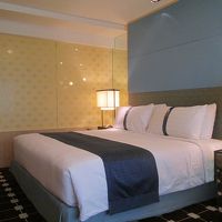 バスルームはガラスに薄茶色のフィルムが貼られていますが…