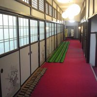 食事場所前の渋い廊下です