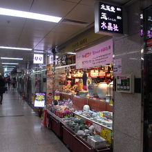 向かい側の店舗の様子