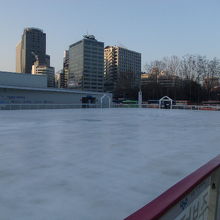朝のスケートリンクの様子