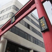 鎌倉駅側の入口にある鳥居です