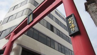 いろいろなお店で試食や食べ歩きができる通りです