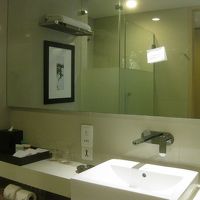 鏡には、バーのプロモーションを伝える付箋が貼ってありました