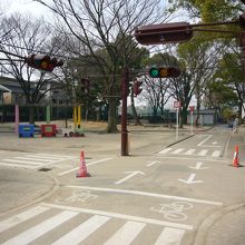 公園内にある交差点。