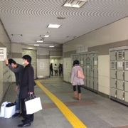 東京駅の自由通路より少しだけ短い。