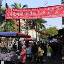 MRT雙連よこの細い通路に露店がならぶ