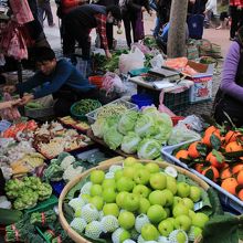 地面に広げられた食材、果物は結構高い