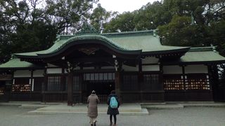 一の鳥居の西側にある摂社　熱田の地主神