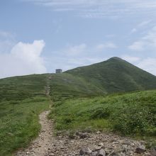 背後にそびえるのは朝日連峰主峰の大朝日岳です