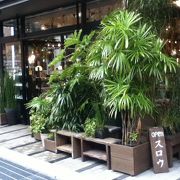 店頭の観葉植物が印象的な生活用具のお店