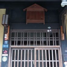 入り口は民家みたい