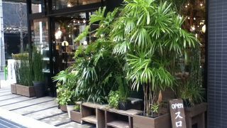 店頭の観葉植物が印象的な生活用具のお店