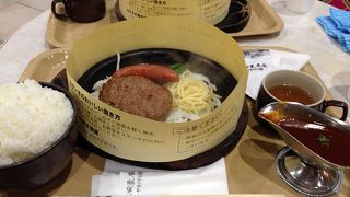 ステーキの方がオススメ。昼は混雑も、夜は空いています。