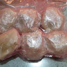 ラップに包み、保存袋を軽く真空状態にするといいみたいです。