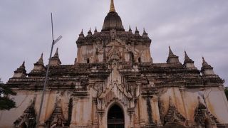 裏手からだと全景がきれいに見えます。