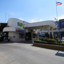 真正面から写真を撮れば、全景が入りそうなほどコンパクトです 