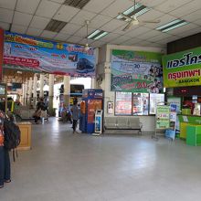 建物に入ると、右手に今回利用したエア・コラートのカウンター 