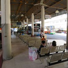 待合スペースのベンチもこじんまり 