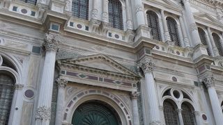 外観からは想像できない美しさ