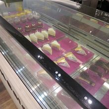 厳選素材のケーキが並んでいます 