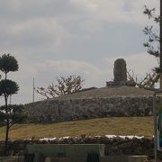 この塔を中心に各県の慰霊塔もある。