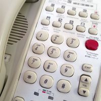 電話には、日本人スタッフに通じる日の丸のボタン 