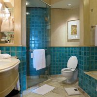 こちらはペイン産タイルが美しいバスルームです