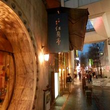 あえて通りに面していない方の入口。