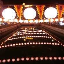 銅座川に映るランタンの灯りが幻想的です。