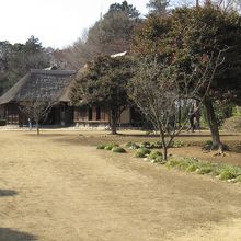 駐車場から出てすぐ近くに入り口あり