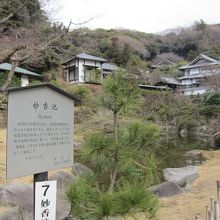 妙香池を中心とした境内の庭園