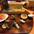沖縄の食材を使った懐石料理を楽しむ