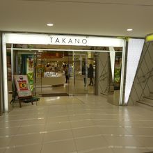 新宿通りから階段で地下通路に降りてきたところの地下入り口