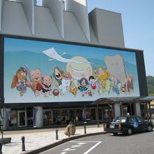 駅ビルの大看板