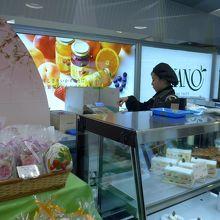 店員さんとショーケースの商品