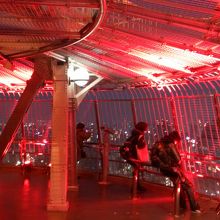 展望台からの階段を上がるとスカイバルコニーがあります。