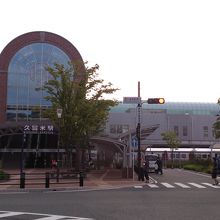 写真右にタイヤのモニュメントがあります。