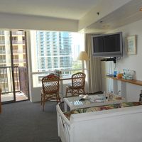 リビング。寝室との境に取り出し引きのベッドがおさめられている