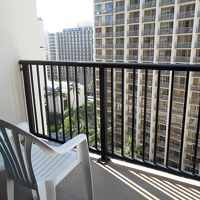 狭すぎるラナイ。プラスティックの椅子が2脚